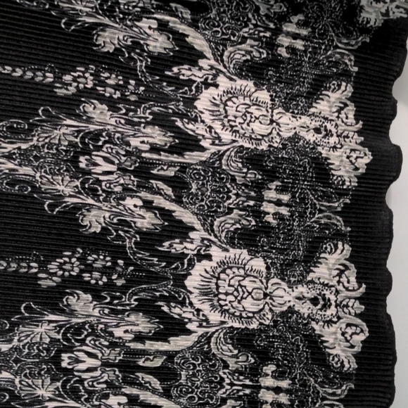 Notations Black and White Size Medium V-Neck with Black Insert - Picture 3 of 8